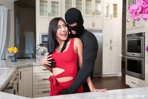 Em nhân viên khách sạn phục vụ những con cặc háu ăn