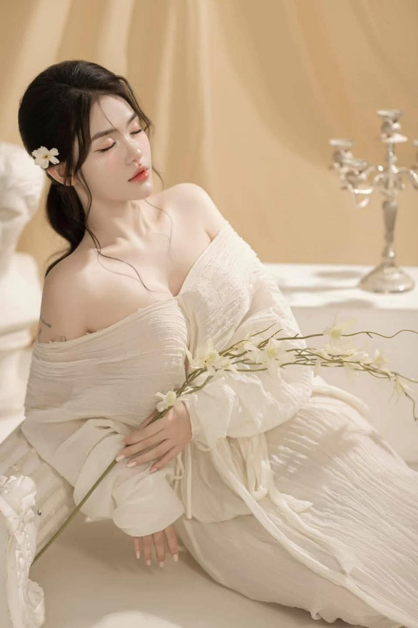 Ba người phụ nữ và một người đàn ông đam mê 4P, cuộc sống hạnh phúc của một người đàn ông giàu có, một người đàn ông chơi với ba người phụ nữ có ngoại hình đẹp và tất gợi cảm, tất cả các loại chèn cỏ tròn, mút ngực và chơi với âm hộ, biểu cảm thật là quyến rũ và kích thích